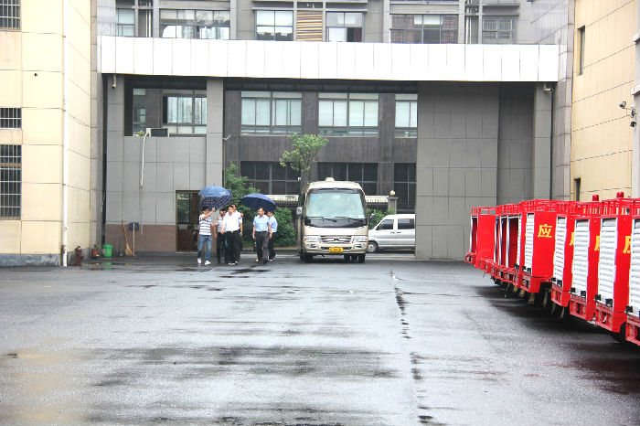 领导一行抵达公司厂区