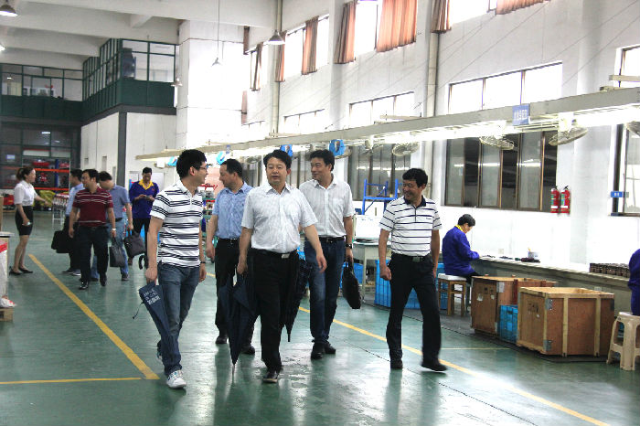 领导一行考察指导厂区工作