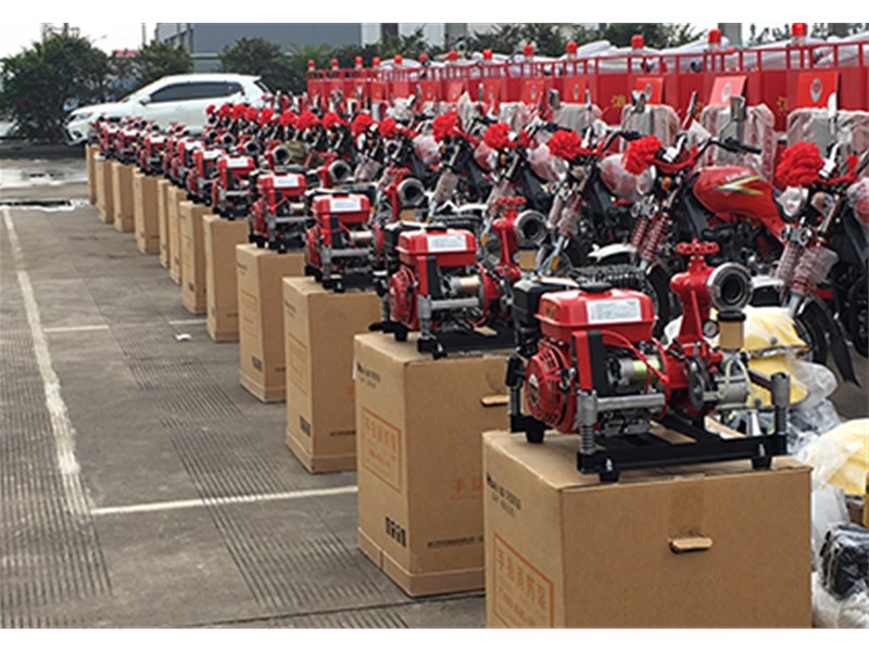 The delivery, acceptance, and distribution of fire-fighting equipment and fire-fighting tricycles by the Public Security Fire Brigade of Gejiu City, Yunnan Province in 2017 were a complete success.